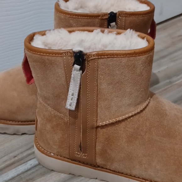 Ugg - Picture 2 of 5